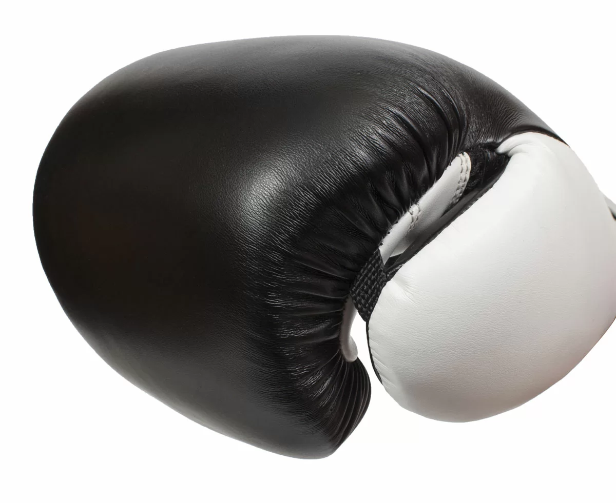 Реальное фото Перчатки боксерские Clinch Punch чер/бел C131 от магазина СпортСЕ